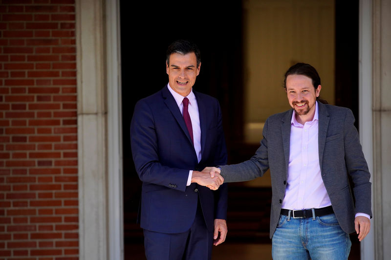 © Reuters. FILE PHOTO: Spain's acting Prime Minister Pedro Sanchez greets Unidas Podemos' (Together We Can) leader Pablo Iglesias at the Moncloa Palace in Madrid