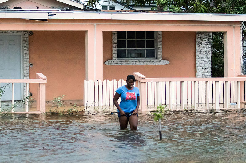 Furacão Dorian perde força sobre as Bahamas, mas ainda ameaça os EUA