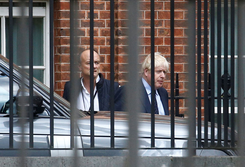 © Reuters. El primer ministro británico, Boris Johnson, y su asesor especial, Dominic Cummings, saliendo de Downing Street en Londres
