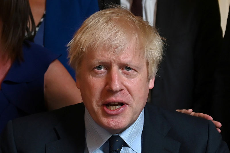 Johnson diz que vai obedecer à legislação ao ser questionado sobre Brexit