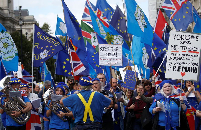 © Reuters. Anti-Brexit protesters march outside the Houses of the Parliament in London