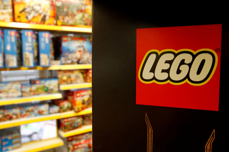 © Reuters. Imagen de archivo. Logo de Lego en juguetería de Bonn