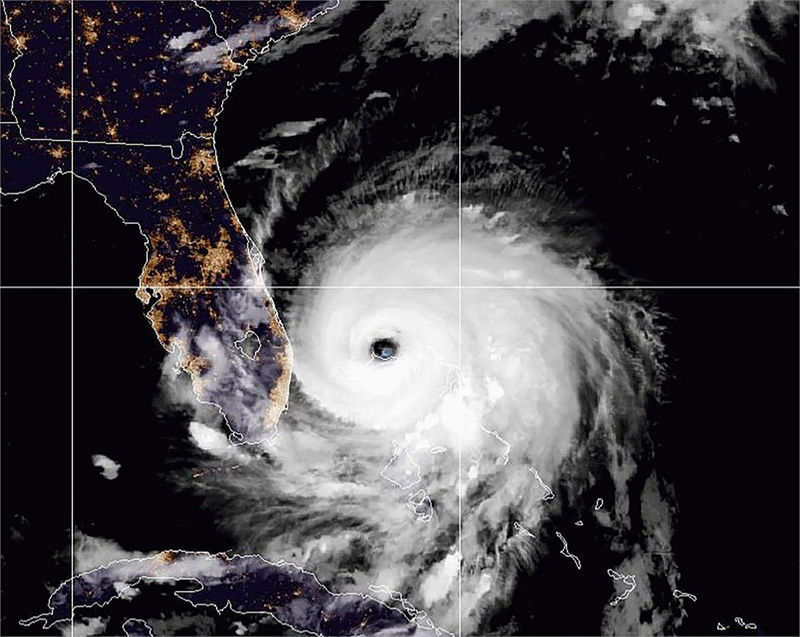 El huracán Dorian golpea Bahamas y se mueve lentamente hacia Florida