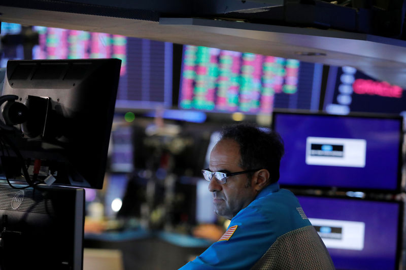 © Reuters. 米株反落、低調な指標や貿易摩擦巡る懸念が圧迫