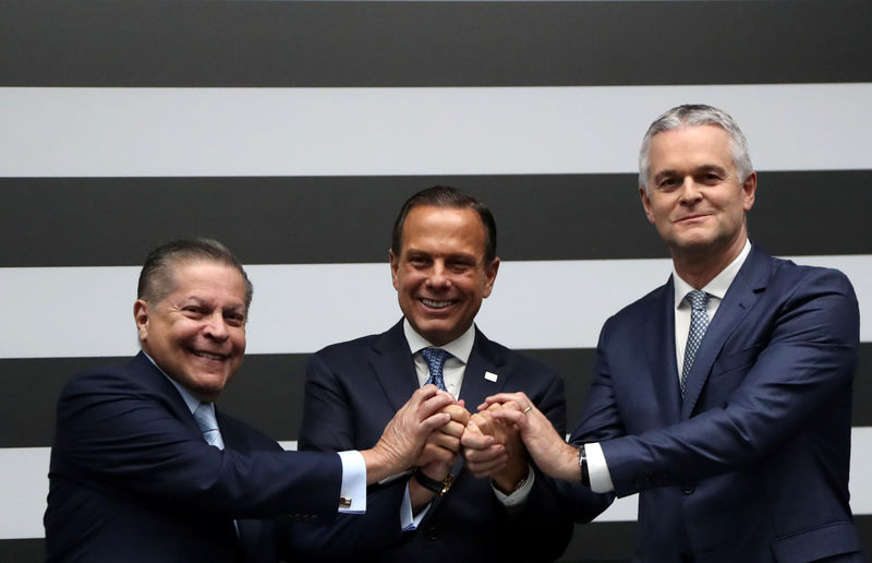 © Reuters. Andrade, CAOA's president and founder, Sao Paulo state Governor Doria and Watters, South America president of Ford Motor Company pose for pictures after a news conference in Sao Paulo