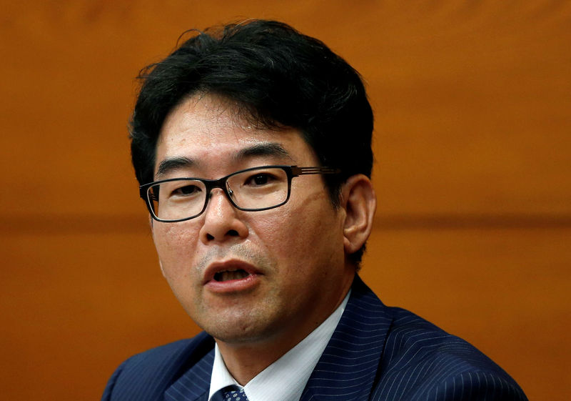 © Reuters. FOTO DE ARCHIVO - Goushi Kataoka, nuevo miembro de la junta directiva del Banco de Japón, asiste a una conferencia de prensa en Tokio