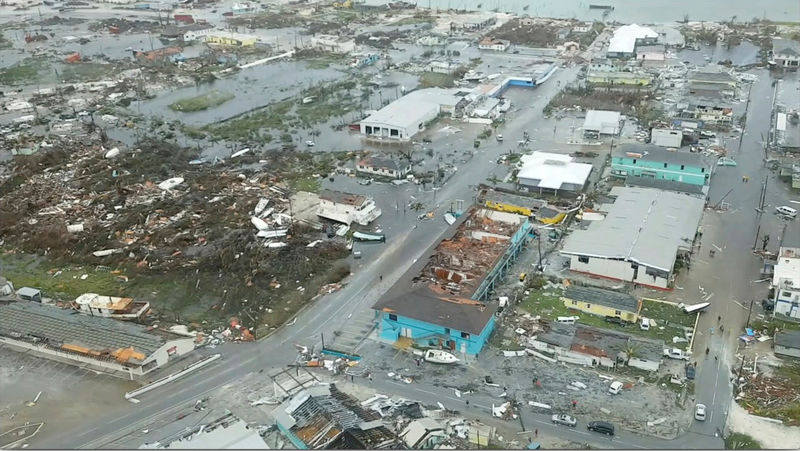 © Reuters. DORIAN SE RAPPROCHE DE LA FLORIDE, SEPT MORTS AUX BAHAMAS