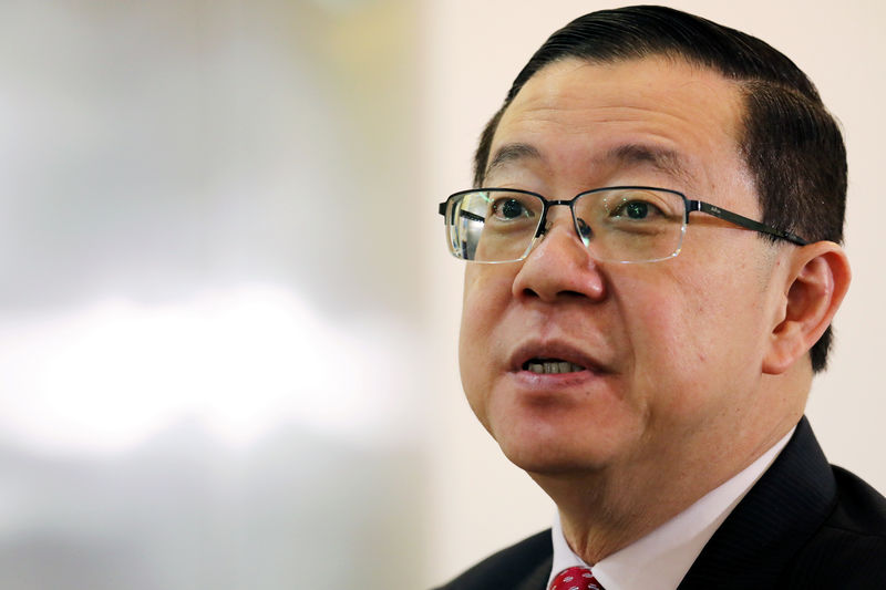 © Reuters. Malaysia's Finance Minister Lim Guan Eng speaks during an interview with Reuters in Putrajaya