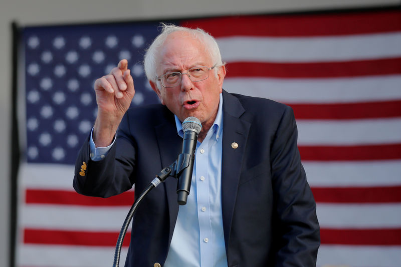 © Reuters. FILE PHOTO: Democratic 2020 U.S. presidential candidate Sanders speaks at a campaign rally in Dover