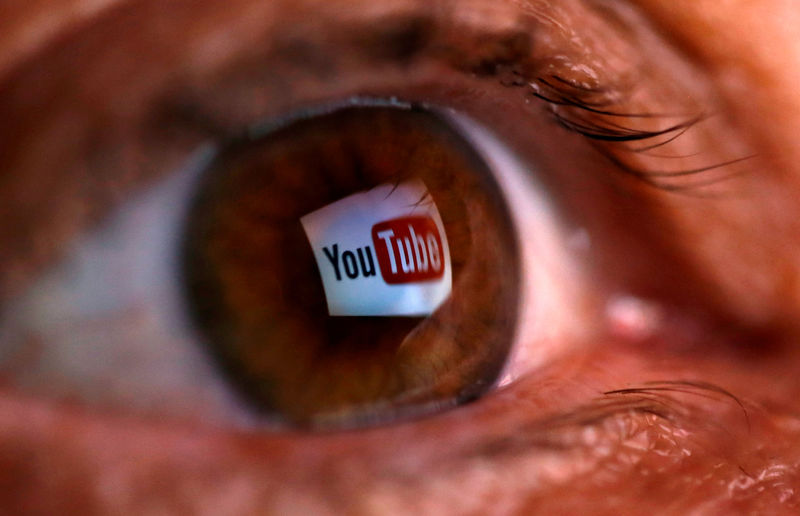 © Reuters. FILE PHOTO: FILE PHOTO: A picture illustration shows a YouTube logo reflected in a person's eye, in central Bosnian town of Zenica