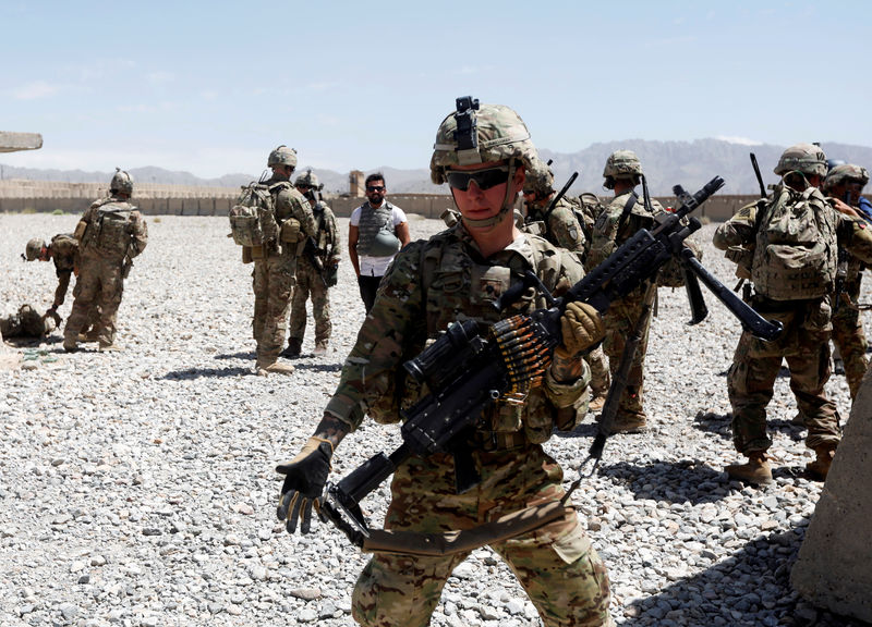 © Reuters. FILE PHOTO: U.S. troops wait for their helicopter flight at an Afghan National Army (ANA) Base in Logar province, Afghanistan