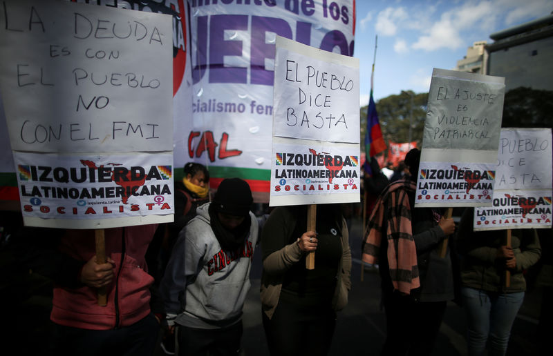 Mercados argentinos se estabilizam em meio a protestos antigoverno nas ruas