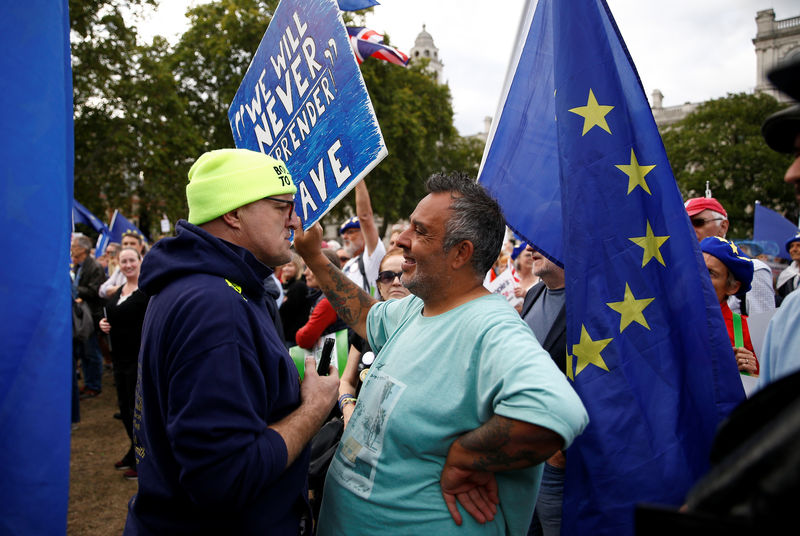 Parlamento britânico avança para impedir Brexit sem acordo em meio a embate sobre eleição