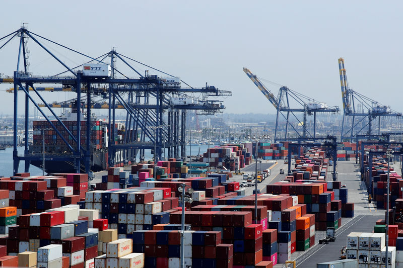 © Reuters. Barco y contenedores se muestran en el puerto de Los Ángeles en Los Ángeles, California,