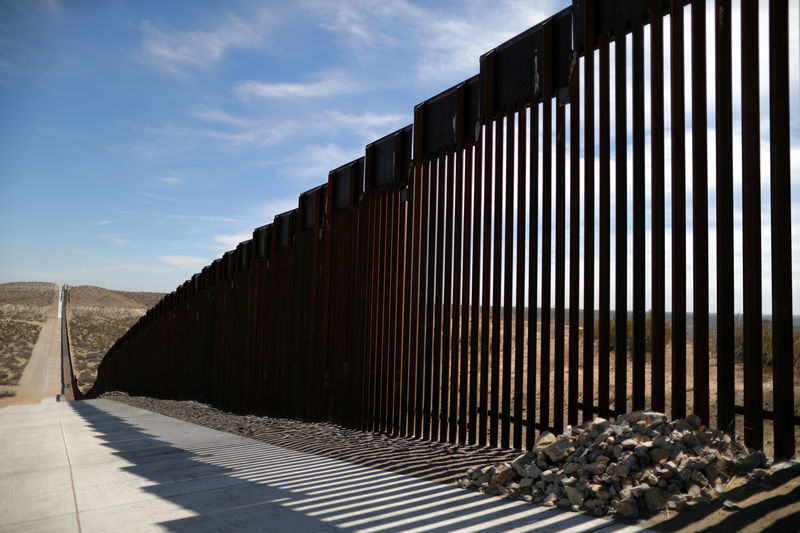 © Reuters. FILE PHOTO: New bollard-style U.S.-Mexico border fencing is seen in Santa Teresa