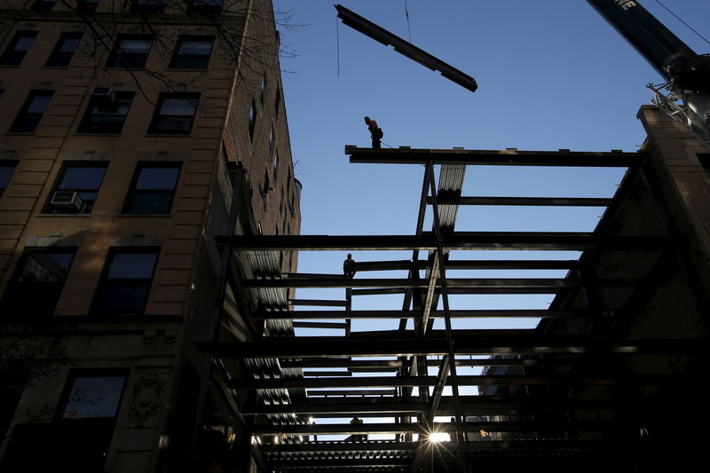 © Reuters. Workers install steel beams to a new apartment building on New York City's lower East Side in Manhattan