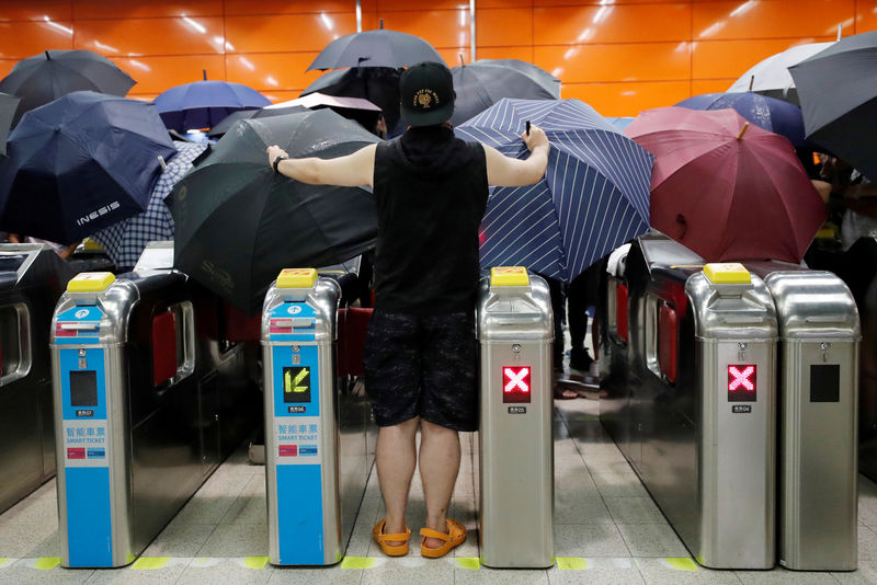 © Reuters. Anti-extradition bill protesters open umbrellas as they demonstrate at a Mass Transit Railway (MTR) station, at Po Lam, in Hong Kong