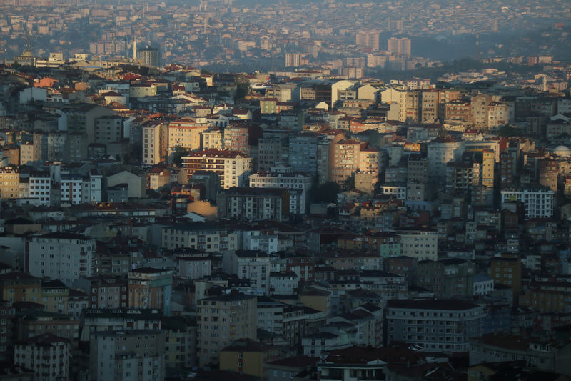 © Reuters. FILE PHOTO - Early morning sunlight cuts across residential housing that stretches to the horizon of Istanbul's skyline in Turkey