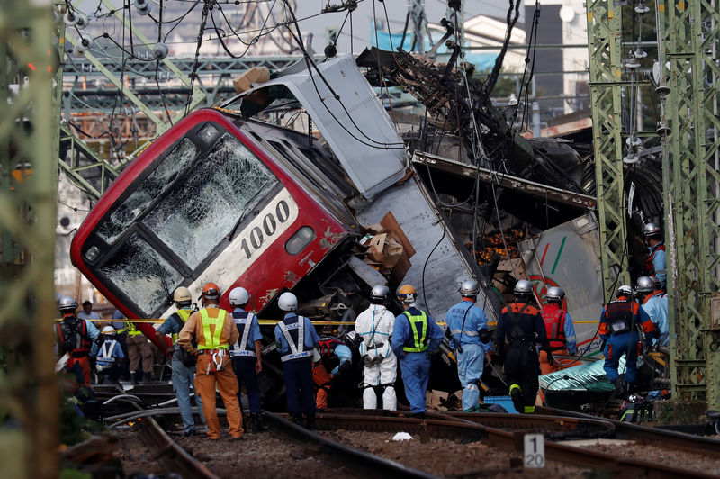 © Reuters. إصابة نحو 34 شخصا بسبب تصادم شاحنة وقطار في اليابان