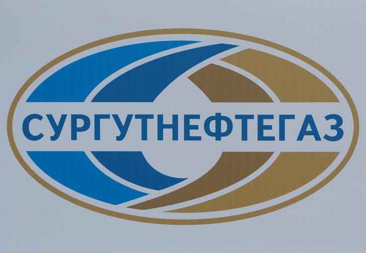 © Reuters. Логотип Сургутнефтегаза на Петербургском международном экономическом форуме
