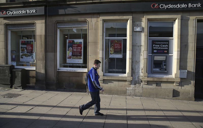 © Reuters. A man walks past a Clydesdale Bank in Edinburgh, Scotland