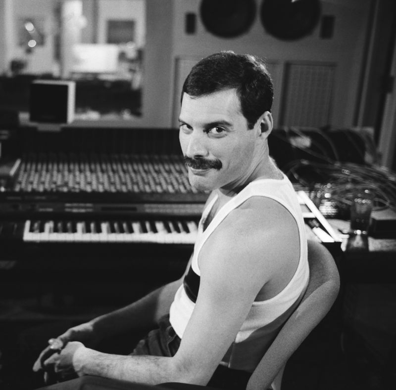 © Reuters. Freddie Mercury se ve en esta imagen sin fecha, en un lugar desconocido