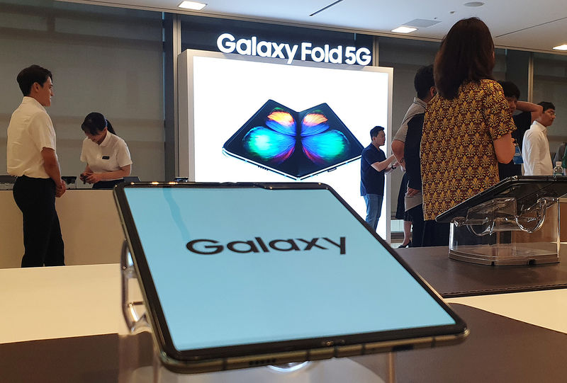 © Reuters. A Samsung Electronics' Galaxy Fold is seen on display during a media event in Seoul