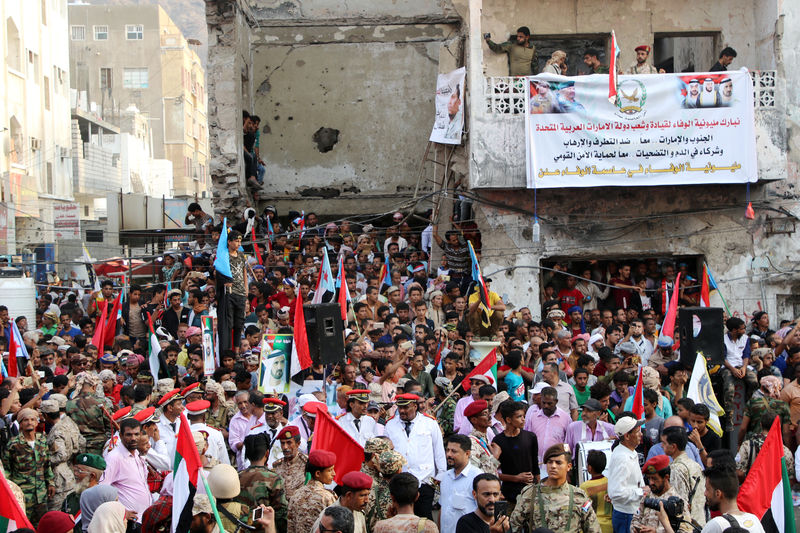 © Reuters. آلاف اليمنيين يشاركون في مسيرة في عدن دعما للإمارات