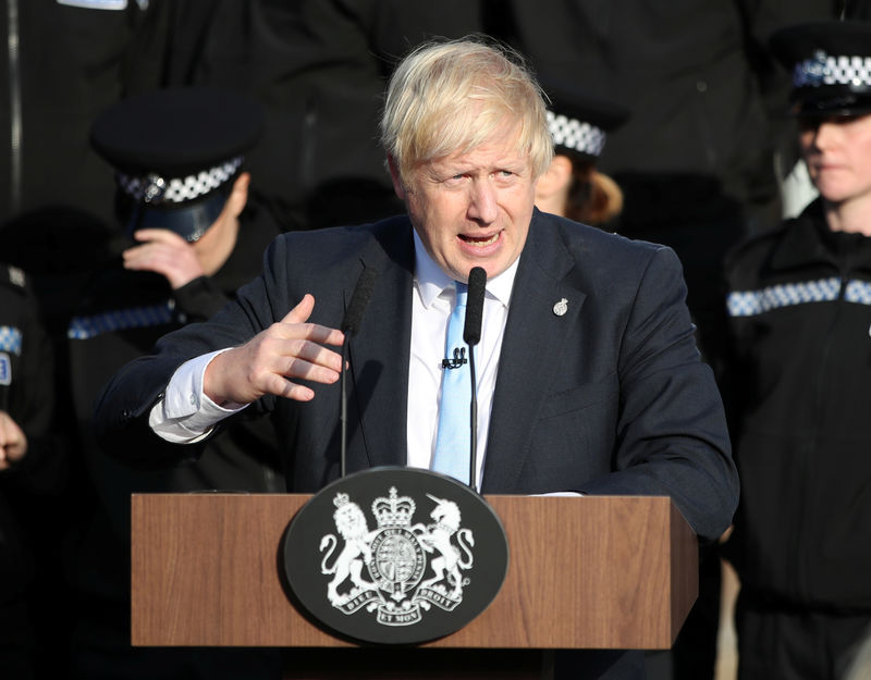 © Reuters. El primer ministro británico Boris Johnson visita West Yorkshire