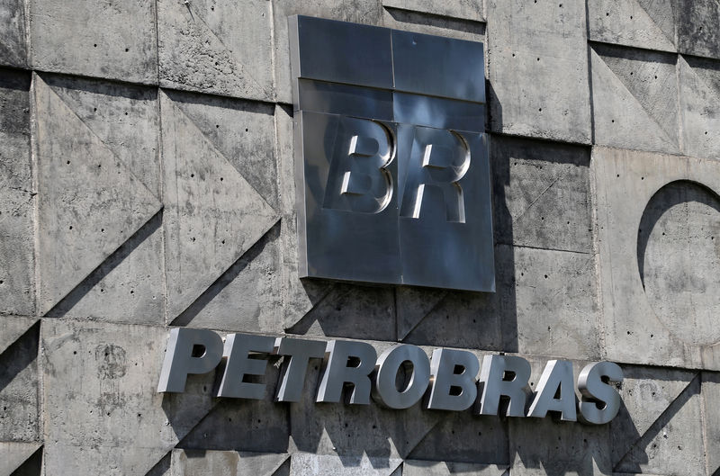 © Reuters. FILE PHOTO: A logo of the Brazil's state-run Petrobras oil company is seen in Rio de Janeiro