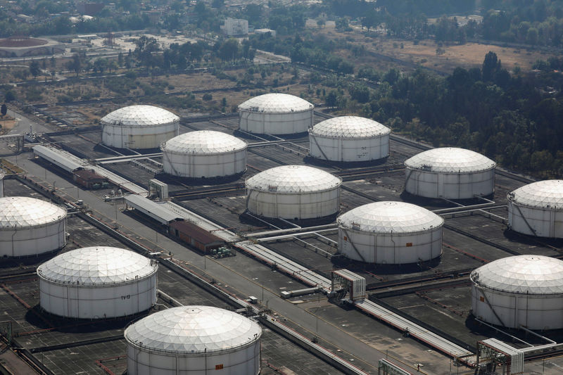 © Reuters. FILE PHOTO: An aerial view of Pemex's storage and distribution terminal on the outskirts of Mexico City
