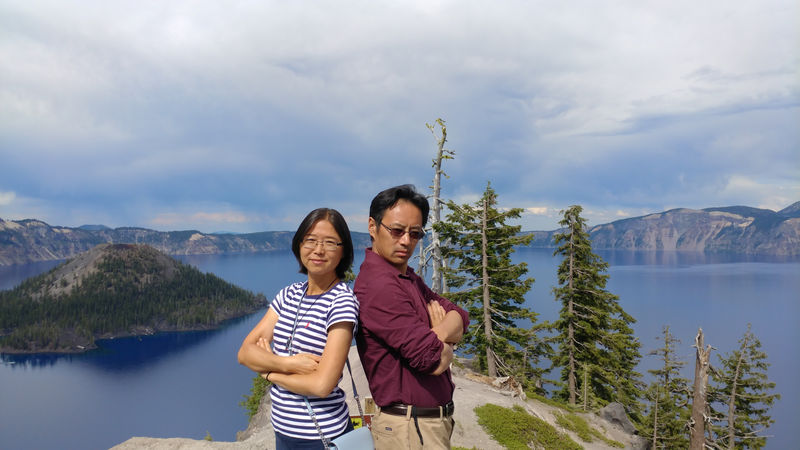 © Reuters. Xin Zheng and Zhigang Wei are pictured on a family trip to Crater Lake, Oregon
