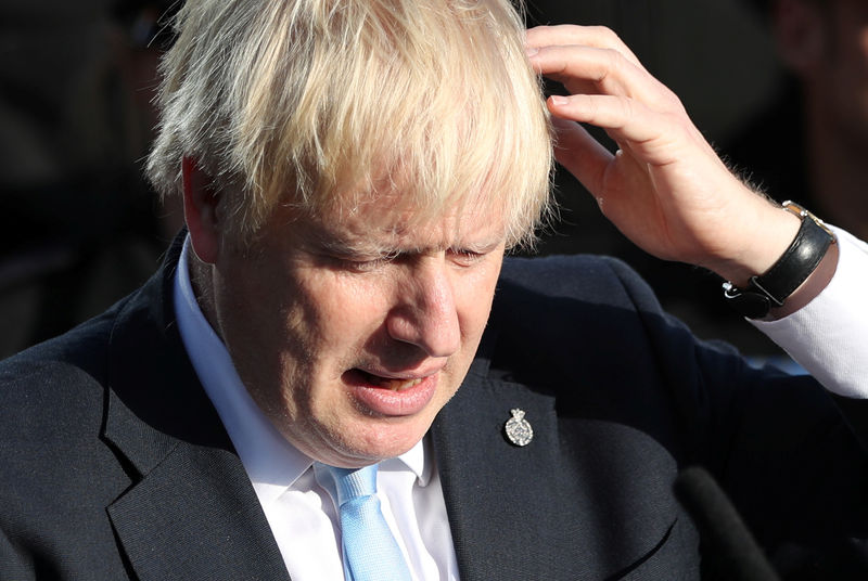 &quot;¡Estás jugando con todos!&quot;, le gritan a Boris Johnson en una calle de Inglaterra