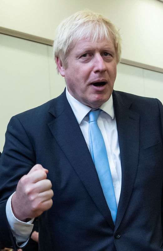 © Reuters. رئيس وزراء بريطانيا: لن استقيل