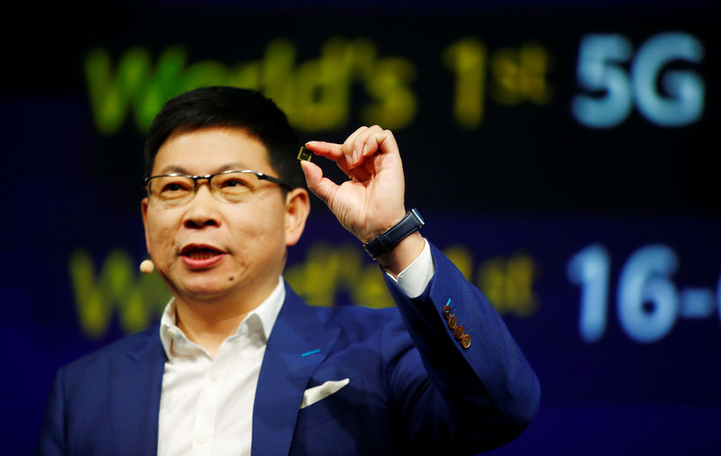 © Reuters. El jefe del grupo de negocios para consumidores de Huawei, Richard Yu, presenta el el chipset Kirin 990 5G en la feria tecnológica del consumidor, IFA, en Berlín, Alemania.