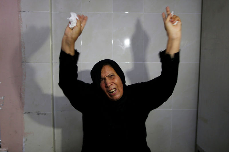 © Reuters. مسعفون: القوات الإسرائيلية تقتل فلسطينيين خلال احتجاج على الحدود مع غزة