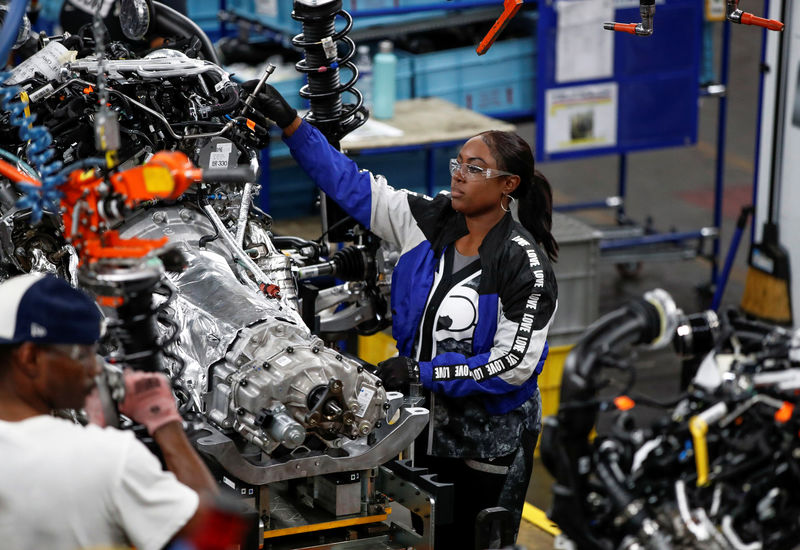 © Reuters. FILE PHOTO: Workers build the 2020 Ford Explorer at Ford's Chicago Assembly Plant in Chicago