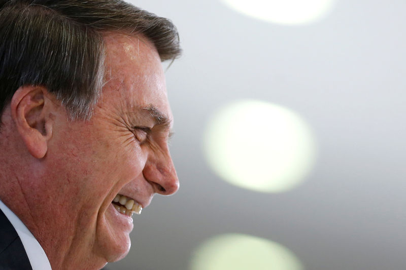 &quot;Eu sou imbrochável&quot;, diz Bolsonaro a populares