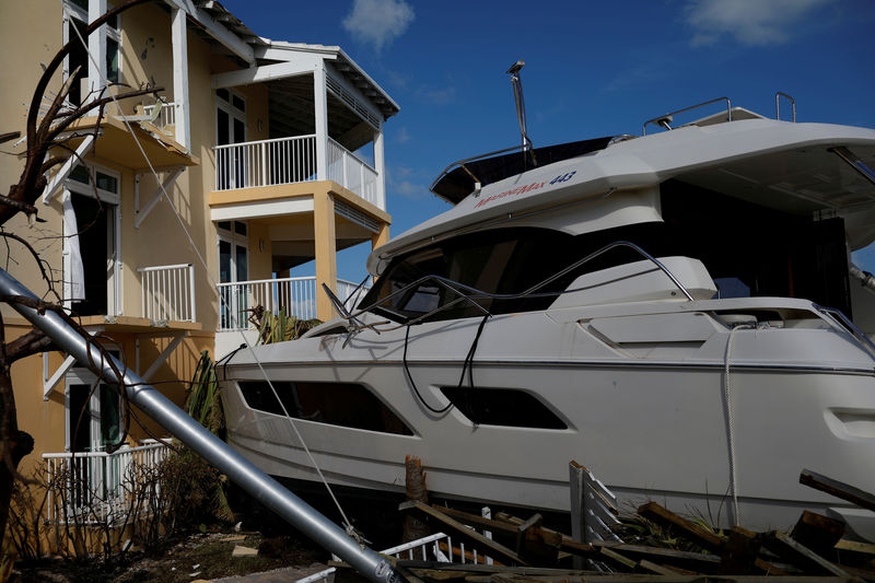© Reuters. Un barco destruido, incrustado en un hotel devastado después de que el huracán Dorian golpeó a las islas Ábaco en Marsh Harbour en Bahamas.