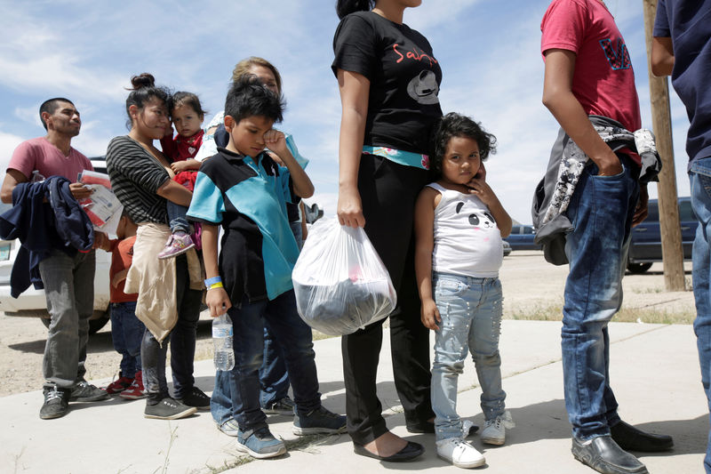 © Reuters. FILE PHOTO: Central American migrants stand in line before entering a temporary shelter, after illegally crossing the border between Mexico and the U.S., in Deming