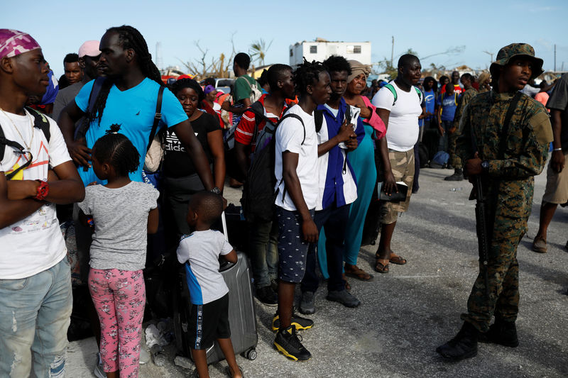 © Reuters. الآلاف يحاولون الفرار من جزر الباهاما بعد دمار الإعصار دوريان