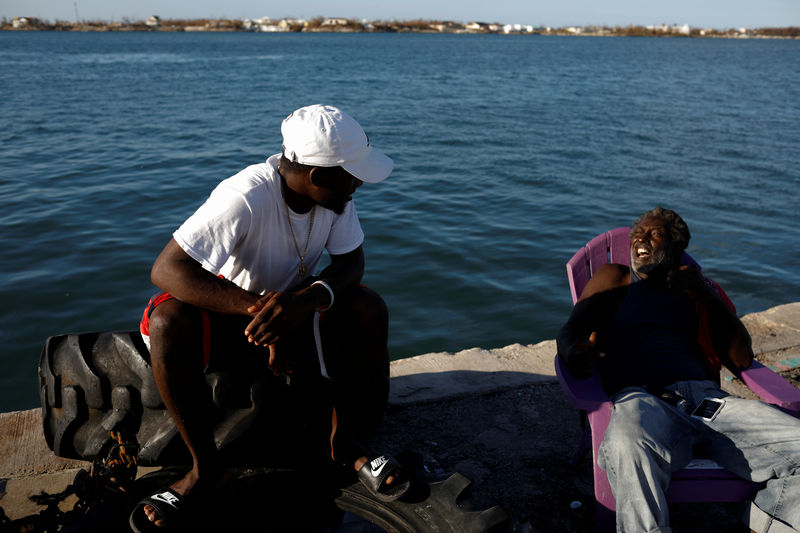 © Reuters. Dos hombres hablan en el Puerto Gubernamental de Marsh Harbour durante una operación de evacuación después de que el huracán Dorian golpeara las Islas Abaco en Marsh Harbour, Bahamas, el 6 de septiembre de 2019