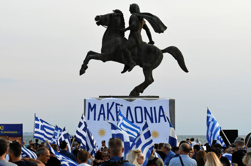 © Reuters. Los manifestantes participan en una manifestación durante la inauguración de la Feria Internacional de Comercio de Salónica.