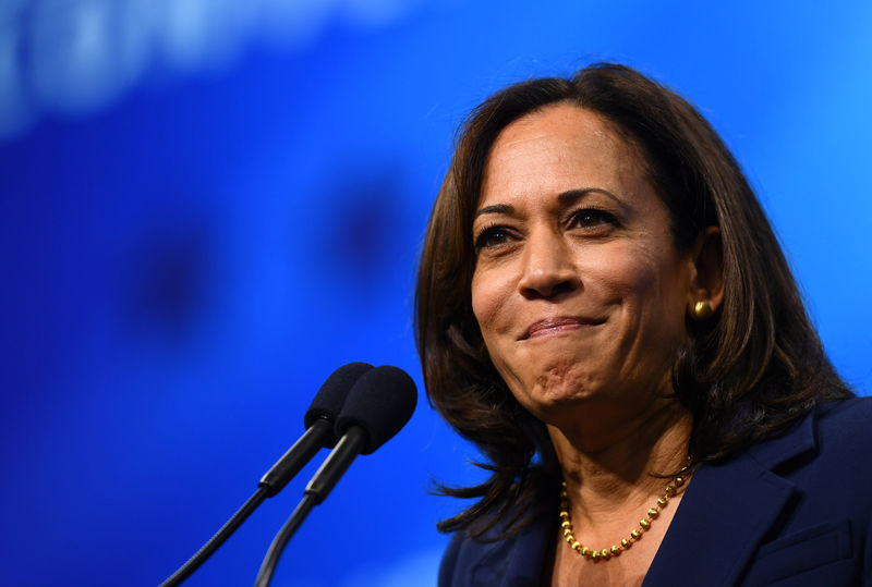 © Reuters. Democratic 2020 U.S. presidential candidate and U.S. Senator Kamala Harris (D-CA) takes the stage at the New Hampshire Democratic Party state convention in Manchester