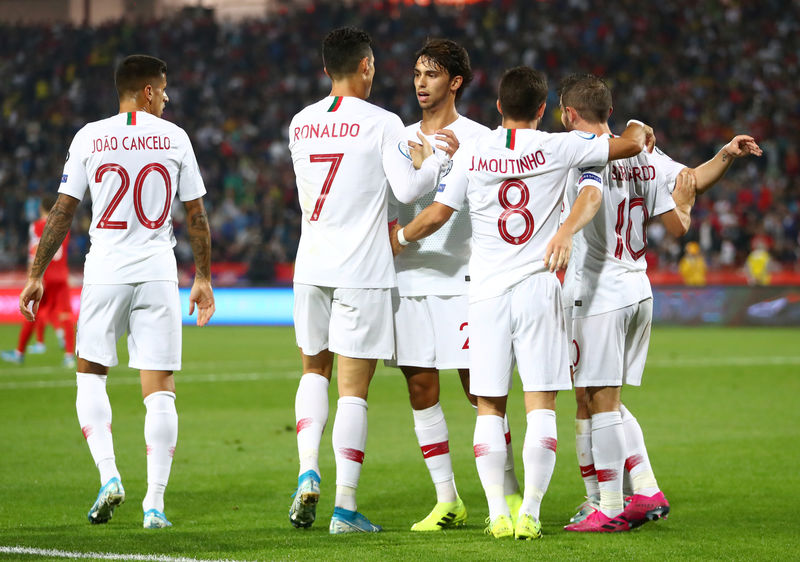 © Reuters. البرتغال تحيي آمال التأهل لبطولة أوروبا بفوز 4-2 في صربيا