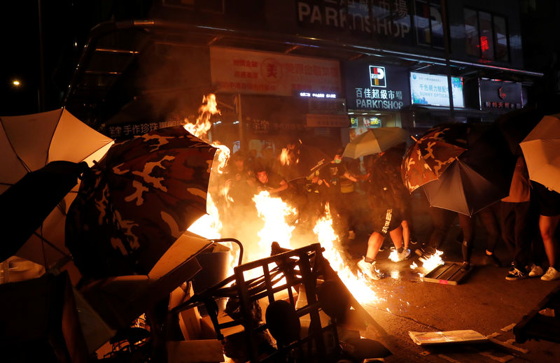 © Reuters. المحتجون في هونج كونج ينقلون رسالتهم إلى القنصلية الأمريكية