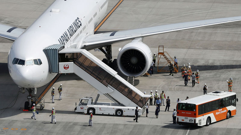 اليابان تلغي رحلات جوية وخدمات قطارات تأهبا للإعصار فاكساي