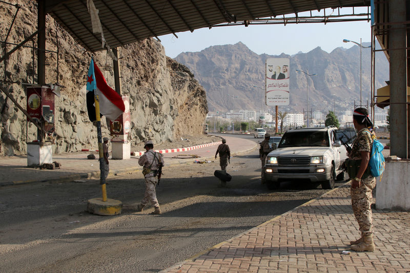 © Reuters. السعودية والإمارات تدعوان حكومة اليمن والانفصاليين لوقف الأعمال العسكرية