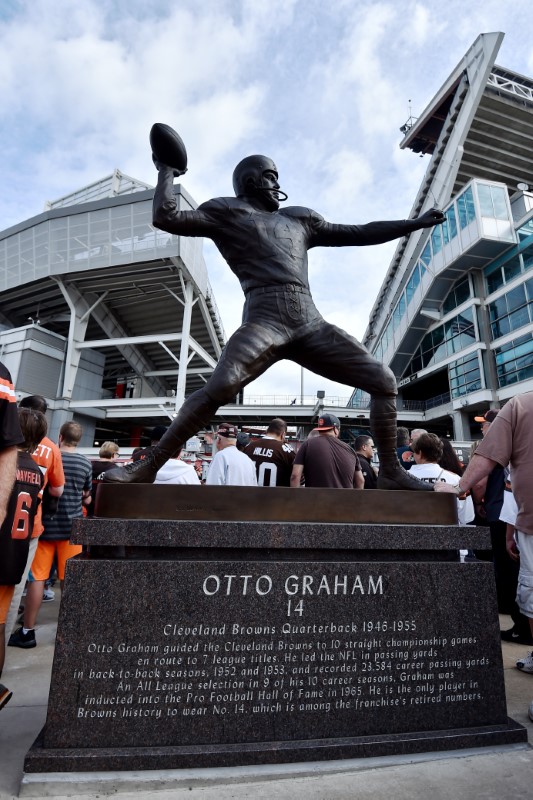 Browns memorialize QB Graham with statue