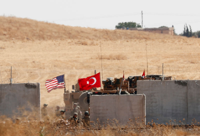 © Reuters. قوات تركية تدخل سوريا لبدء دوريات مشتركة مع أمريكا لإقامة "منطقة آمنة"